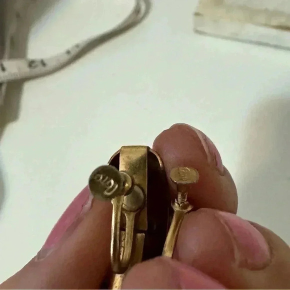 Vintage  Coro gold tone blue gem screw back earrings - Picture 4 of 9